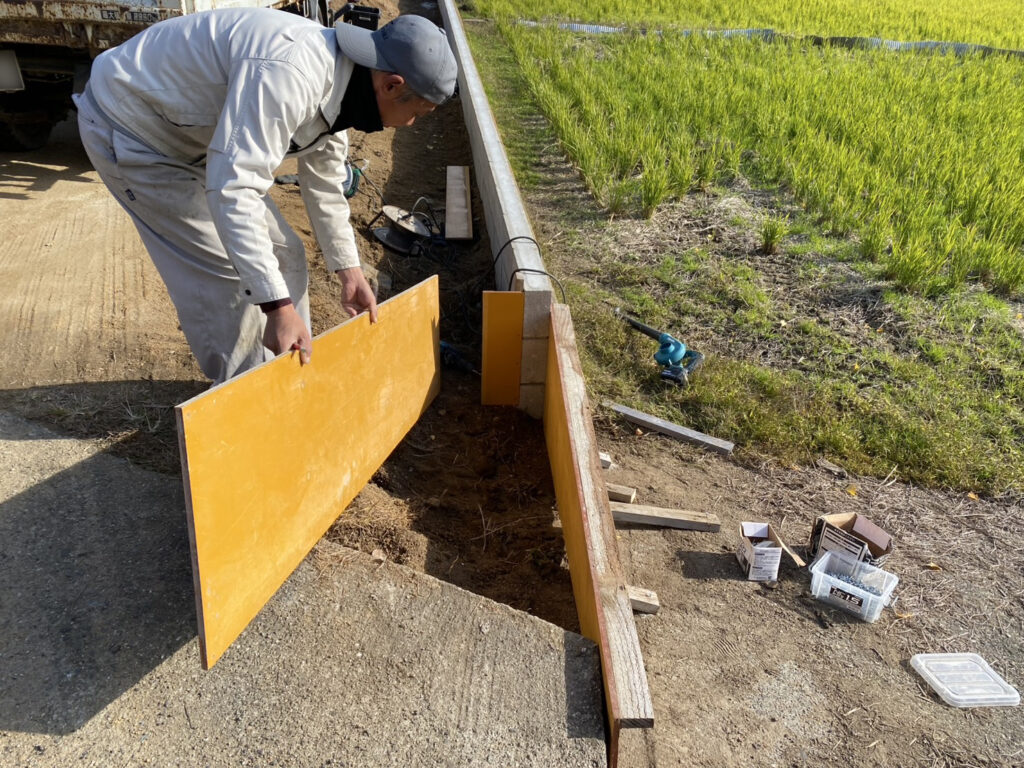 【綾歌町Ｎ様邸】境界ブロック工事完了👌土留めコンクリート準備中 (株)カインズガーデン｜香川県の雑草対策，庭仕舞い工事