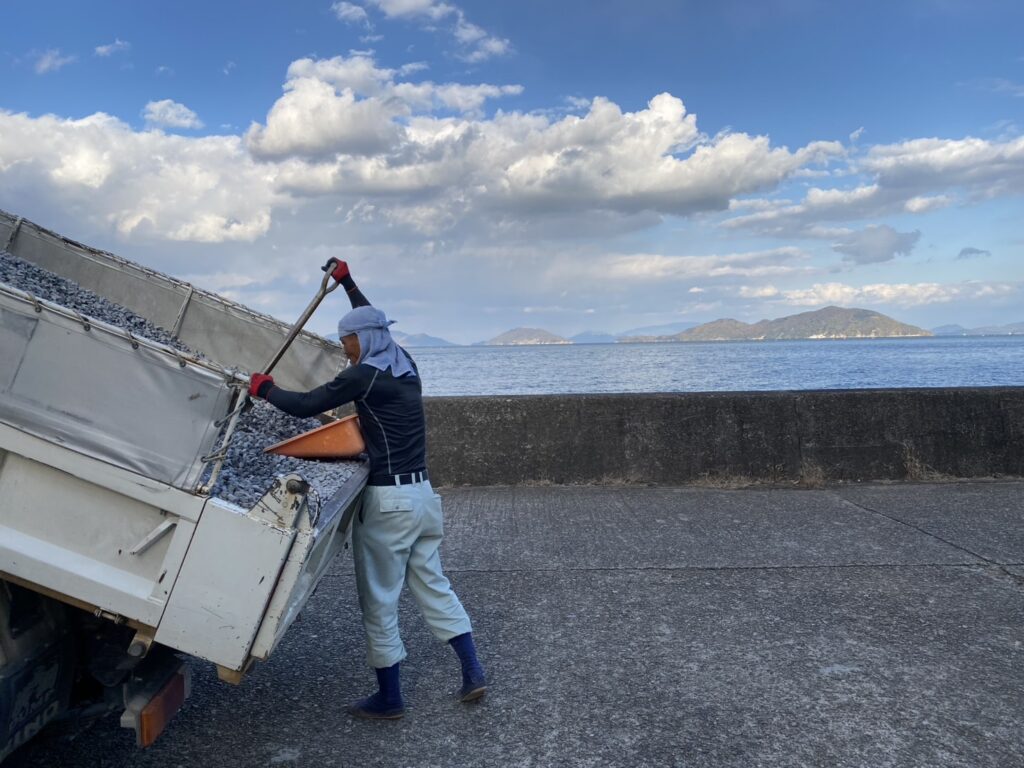 【高松市Ｒ様邸】雑草対策工事続報✨鋤取り整地・防草シート張り・砂利仕上げ中 (株)カインズガーデン｜香川県の庭仕舞い