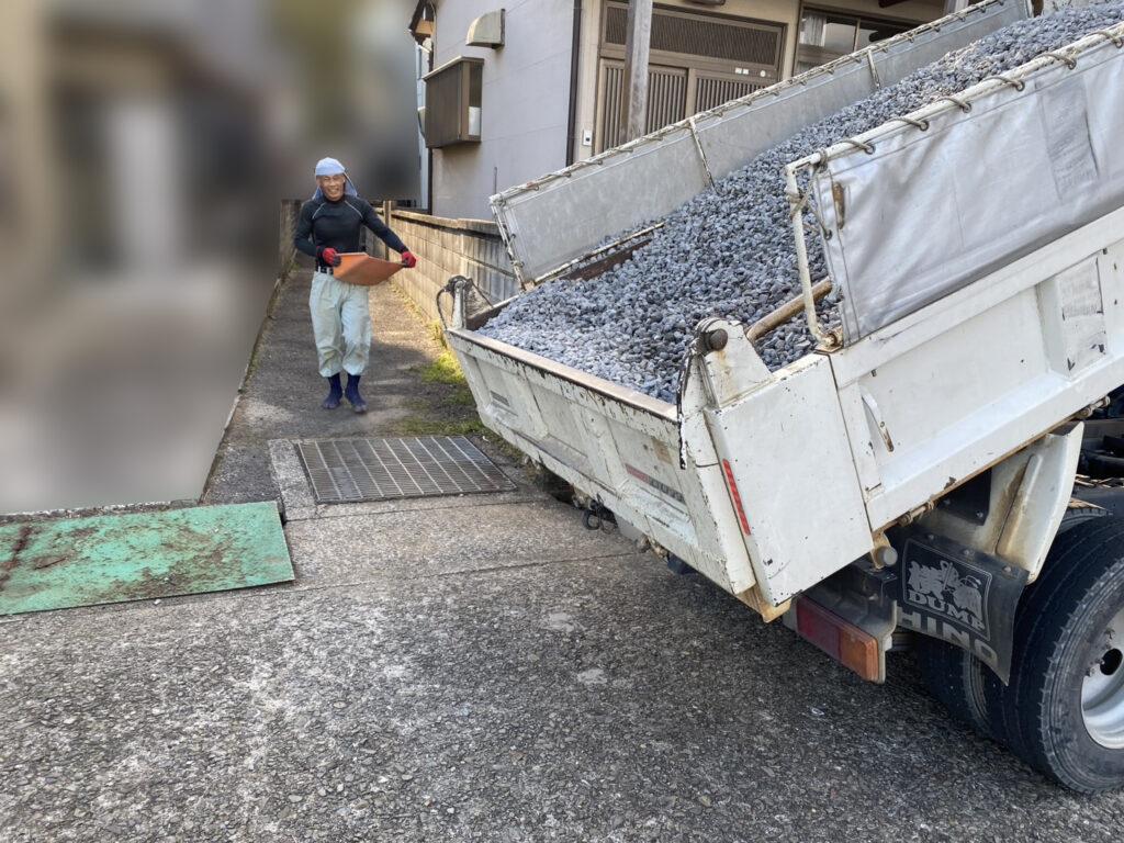 【高松市Ｒ様邸】雑草対策工事続報✨鋤取り整地・防草シート張り・砂利仕上げ中 (株)カインズガーデン｜香川県の庭仕舞い