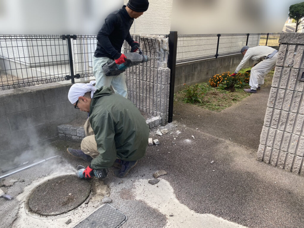 【高松市Ｙ様邸】花壇・門扉・門壁撤去し駐車場を広げたい✨庭リフォーム工事着工⛑ (株)カインズガーデン｜香川県の庭仕舞い