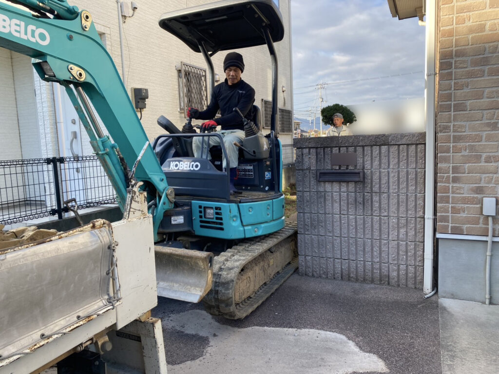 【高松市Ｙ様邸】花壇・門扉・門壁撤去し駐車場を広げたい✨庭リフォーム工事着工⛑ (株)カインズガーデン｜香川県の庭仕舞い