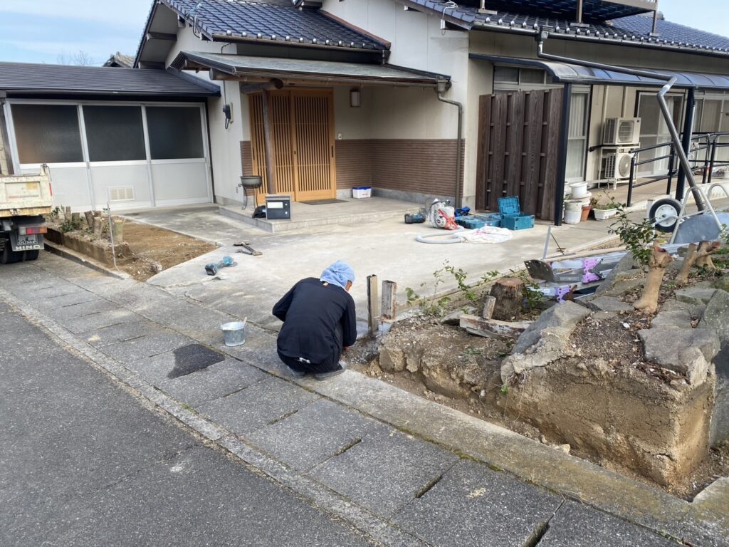 【綾川町ＨＫ様邸】既存コンクリート・コンクリート基礎ハツり撤去中 (株)カインズガーデン｜香川県の庭仕舞い工事