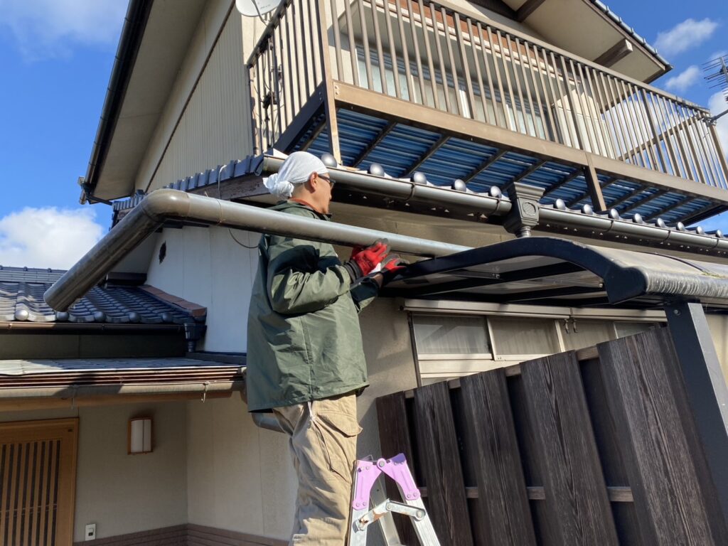 【綾川町ＨＫ様邸】既存コンクリート・コンクリート基礎ハツり撤去中 (株)カインズガーデン｜香川県の庭仕舞い工事