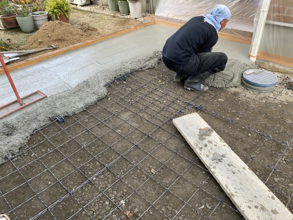 【高松市Ｙ様邸】広くなった新駐車スペースに土間コンクリート打設 (株)カインズガーデン｜香川の庭リフォーム工事，庭仕舞い