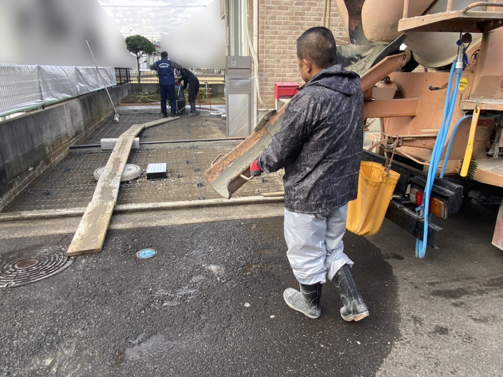 【高松市Ｙ様邸】広くなった新駐車スペースに土間コンクリート打設 (株)カインズガーデン｜香川の庭リフォーム工事，庭仕舞い