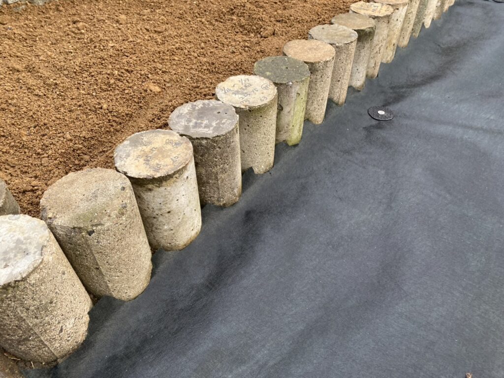 【綾川町ＨＫ様邸】広くなったお庭の雑草対策防草シート張り完了✨石垣はモルタルで埋めて雑草対策 (株)カインズガーデン｜香川県の庭仕舞い工事