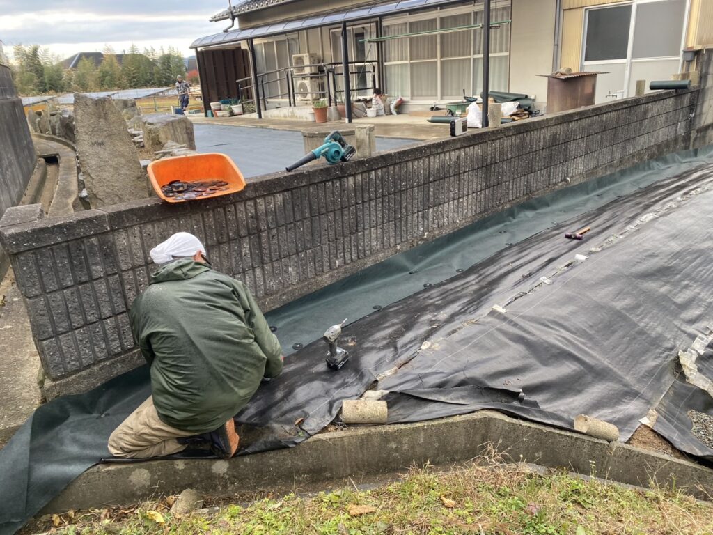 【綾川町ＨＫ様邸】広くなったお庭の雑草対策防草シート張り完了✨石垣はモルタルで埋めて雑草対策 (株)カインズガーデン｜香川県の庭仕舞い工事