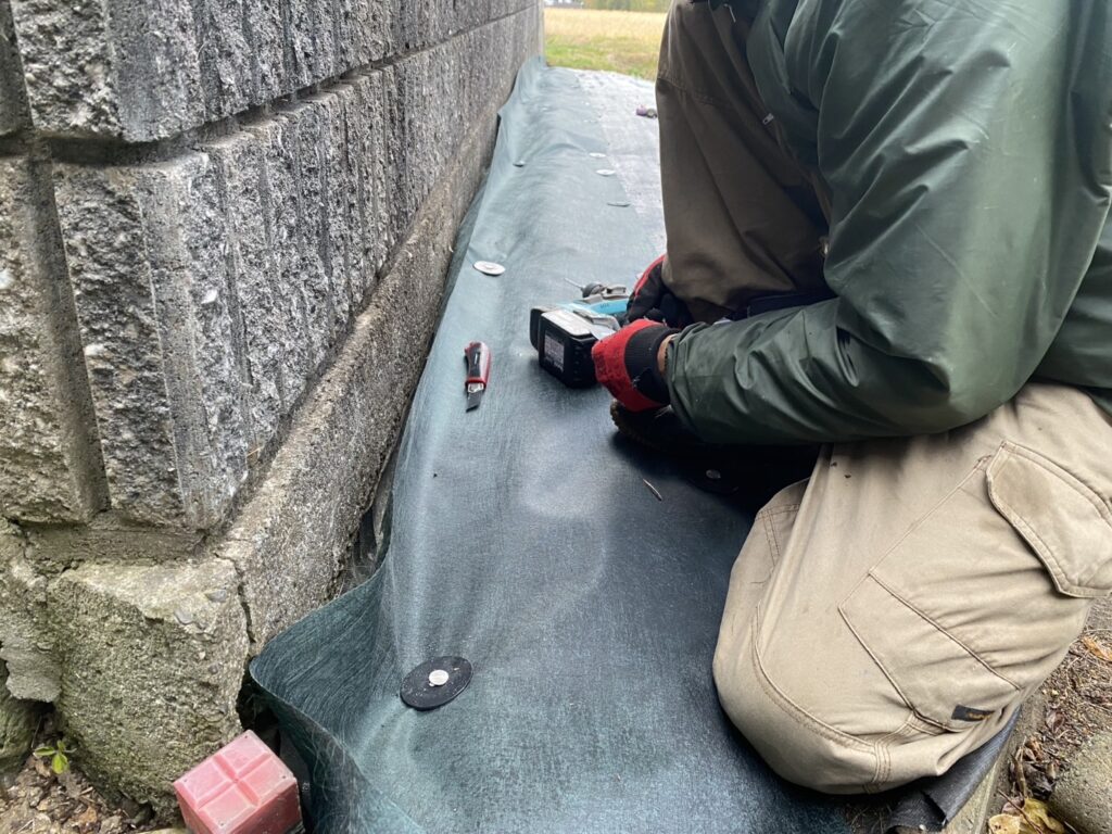 【綾川町ＨＫ様邸】広くなったお庭の雑草対策防草シート張り完了✨石垣はモルタルで埋めて雑草対策 (株)カインズガーデン｜香川県の庭仕舞い工事