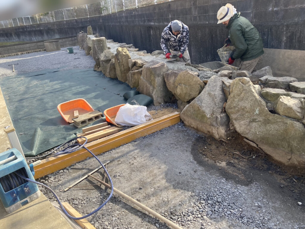 【綾川町ＨＫ様邸】広くなったお庭の雑草対策防草シート張り完了✨石垣はモルタルで埋めて雑草対策 (株)カインズガーデン｜香川県の庭仕舞い工事