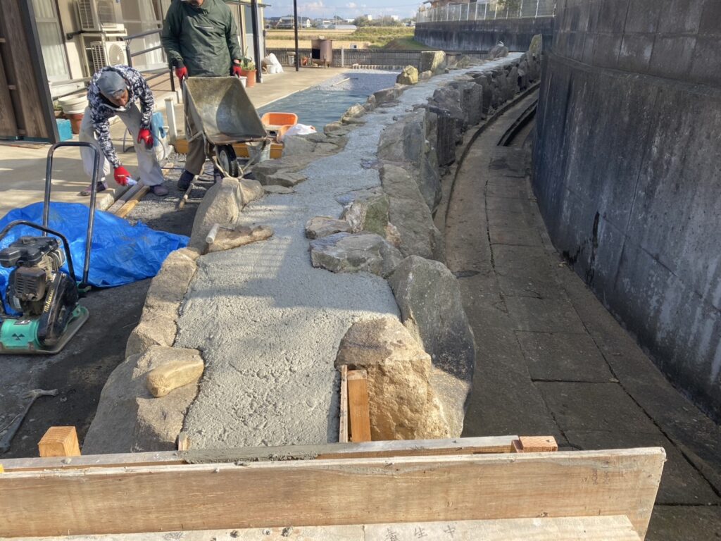 【綾川町ＨＫ様邸】広くなったお庭の雑草対策防草シート張り完了✨石垣はモルタルで埋めて雑草対策 (株)カインズガーデン｜香川県の庭仕舞い工事