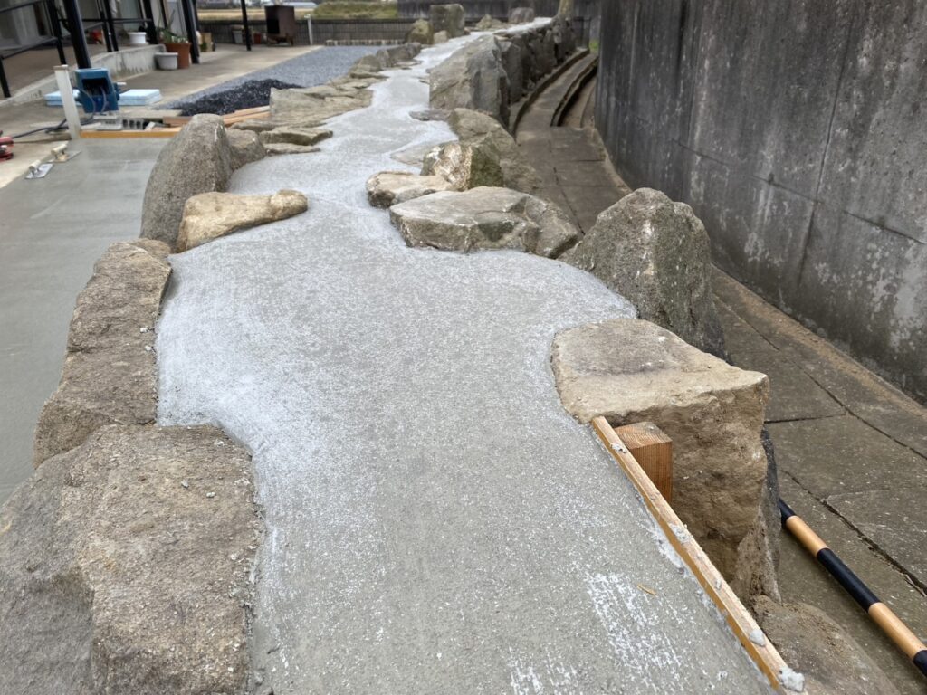 【綾川町ＫＨ様邸】土間コンクリート打設完了！養生し脱枠次第、砂利仕上げ (株)カインズガーデン｜香川県の庭仕舞い工事