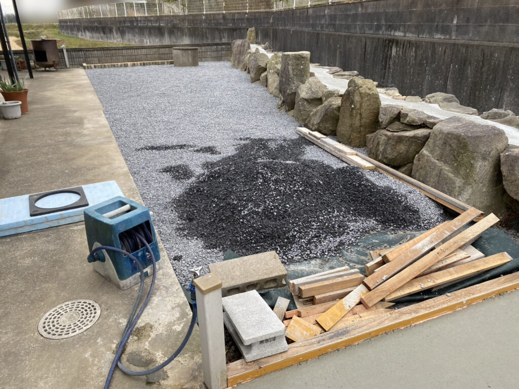 【綾川町ＫＨ様邸】土間コンクリート打設完了！養生し脱枠次第、砂利仕上げ (株)カインズガーデン｜香川県の庭仕舞い工事