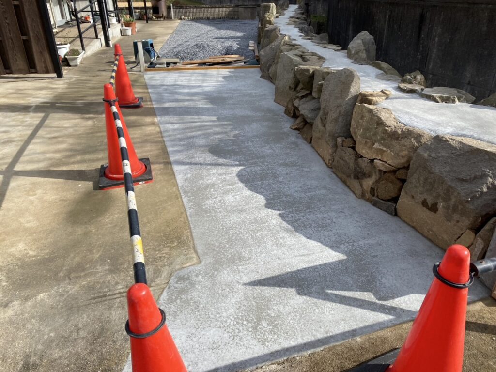 【綾川町ＫＨ様邸】土間コンクリート打設完了！養生し脱枠次第、砂利仕上げ (株)カインズガーデン｜香川県の庭仕舞い工事