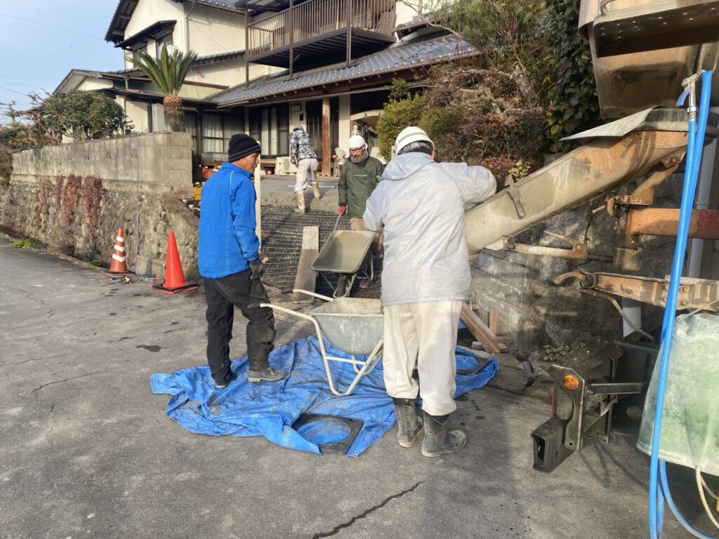 【綾川町ＦＵ様邸】広くなった新スロープに土間コンクリート打設 (株)カインズガーデン｜香川県の安全庭リフォーム工事，庭仕舞い