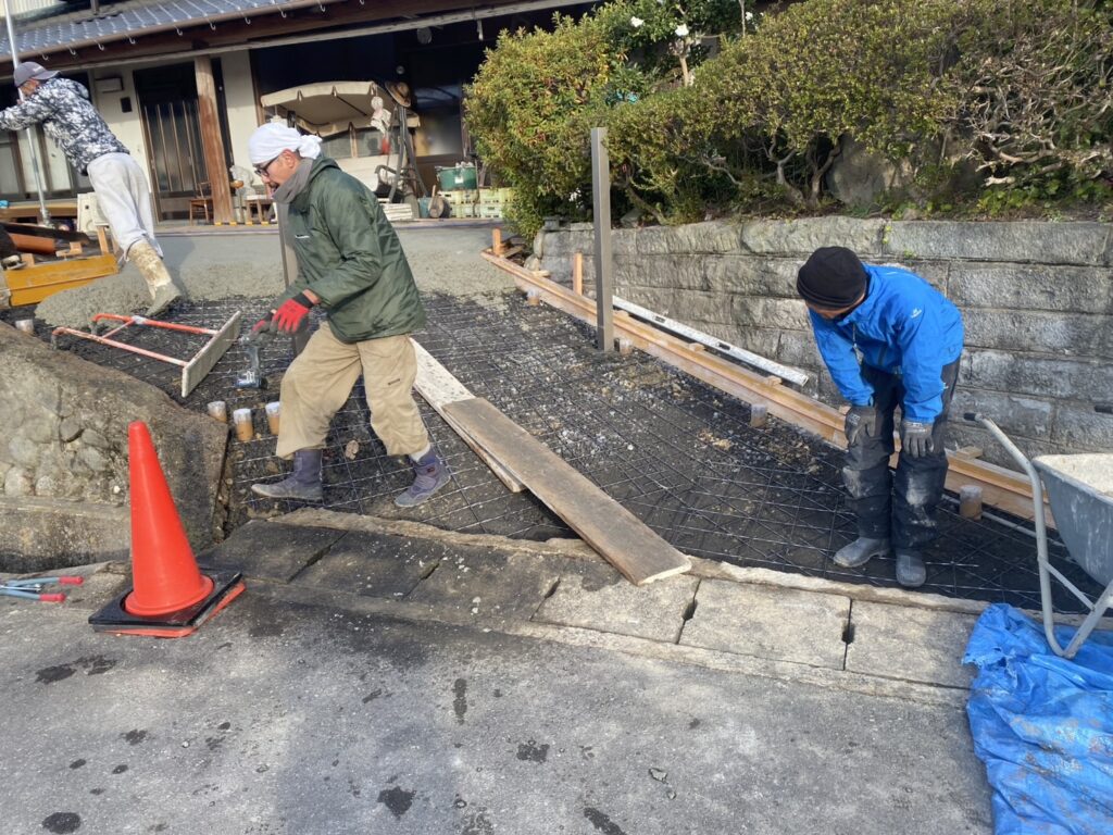 【綾川町ＦＵ様邸】広くなった新スロープに土間コンクリート打設 (株)カインズガーデン｜香川県の安全庭リフォーム工事，庭仕舞い