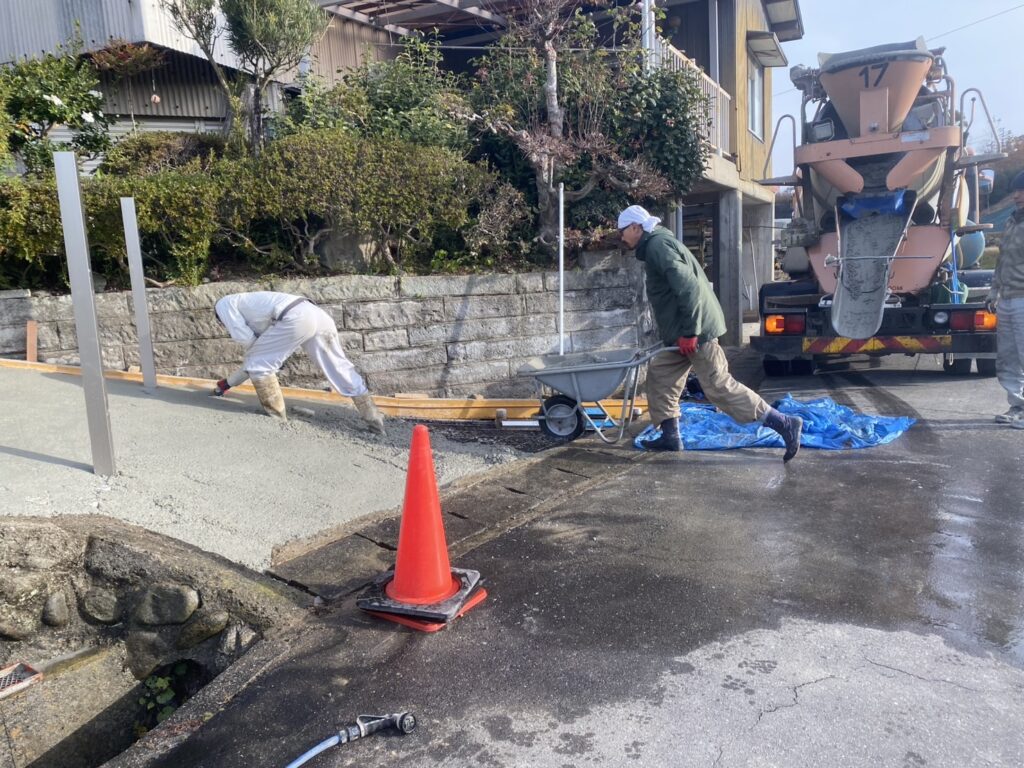 【綾川町ＦＵ様邸】広くなった新スロープに土間コンクリート打設 (株)カインズガーデン｜香川県の安全庭リフォーム工事，庭仕舞い