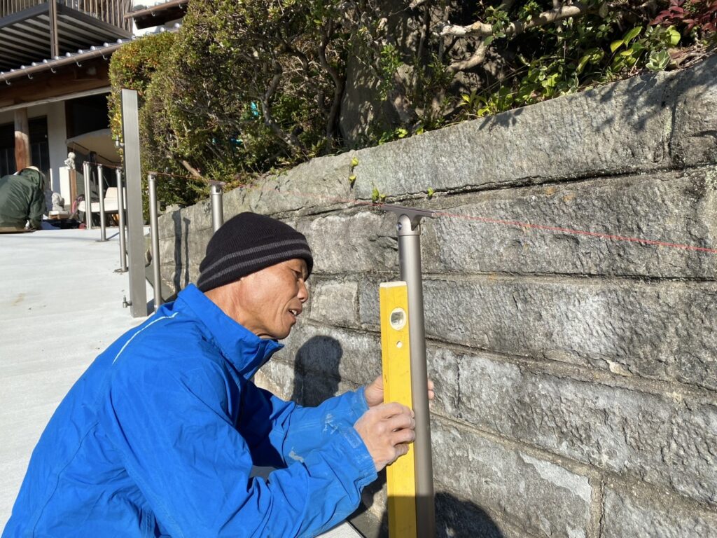 【綾川町ＦＵ様邸】広く綺麗になったスロープに手摺りの支柱設置中 (株)カインズガーデン｜香川県の安全庭リフォーム工事，庭仕舞い