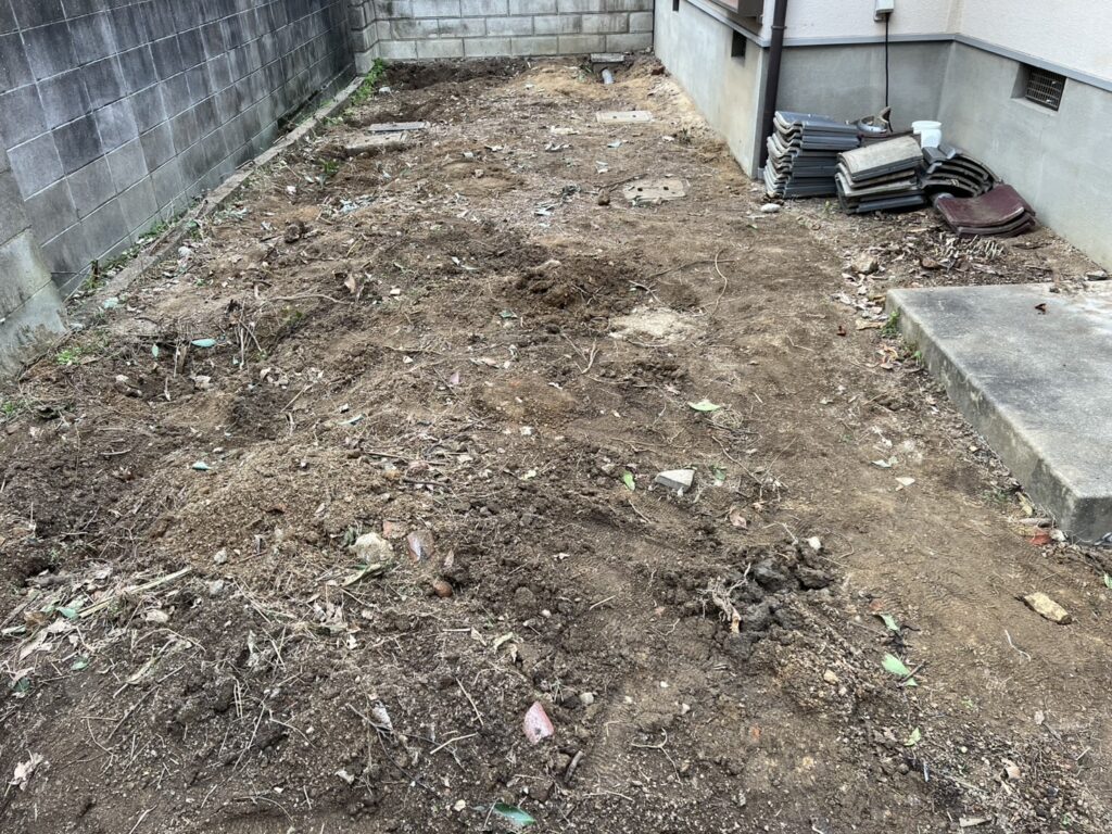 【高松市Ｒ様邸】雑草対策工事続報✨鋤取り整地・防草シート張り・砂利仕上げ中 (株)カインズガーデン｜香川県の庭仕舞い