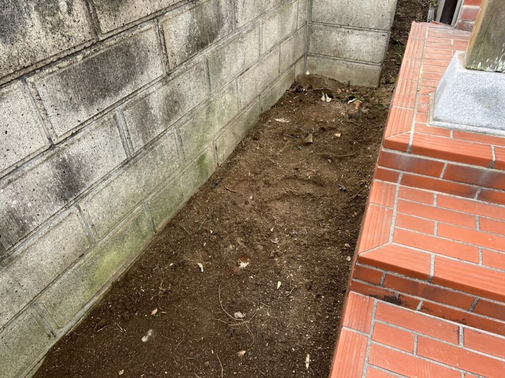 【高松市Ｒ様邸】雑草対策工事続報✨鋤取り整地・防草シート張り・砂利仕上げ中 (株)カインズガーデン｜香川県の庭仕舞い