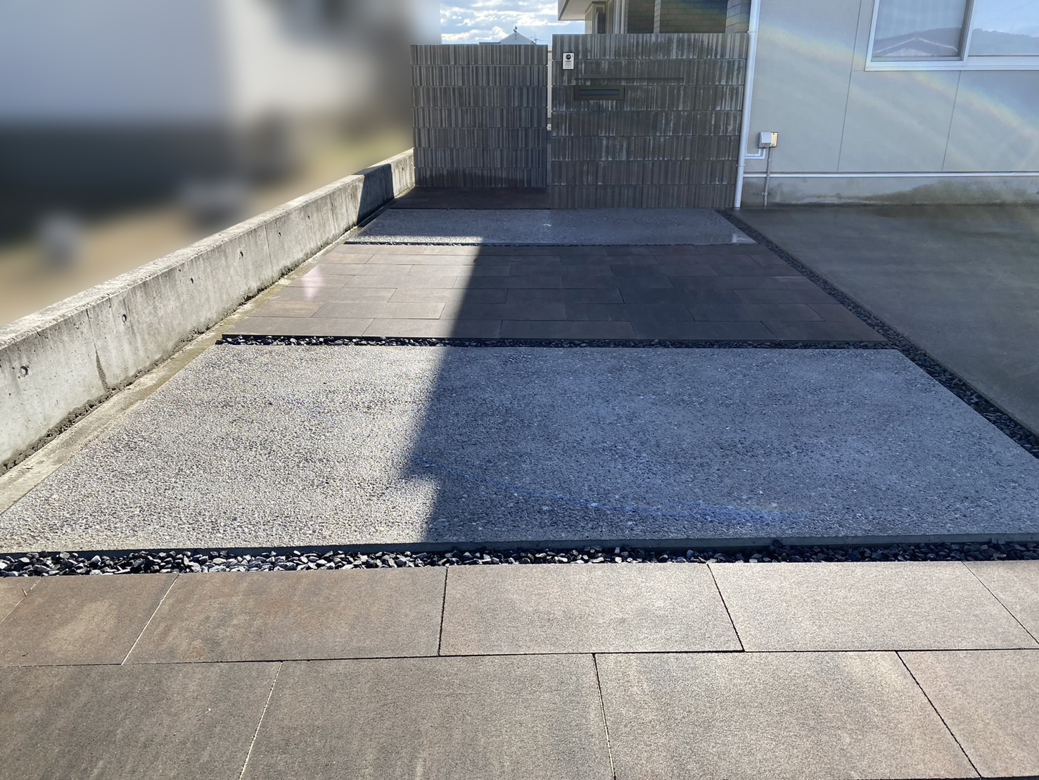 【高松市ＹＯ様邸】広々！おしゃれモダンな玄関周り＆裏庭雑草対策バッチリ✨庭リフォーム工事㊗完工 (株)カインズガーデン｜香川県の庭仕舞い