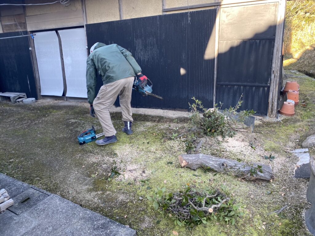 【綾川町Ｔ様邸】四期目OB様！庭木や植栽撤去工事スタート⛑ (株)カインズガーデン｜香川県の庭リフォーム工事，庭仕舞い