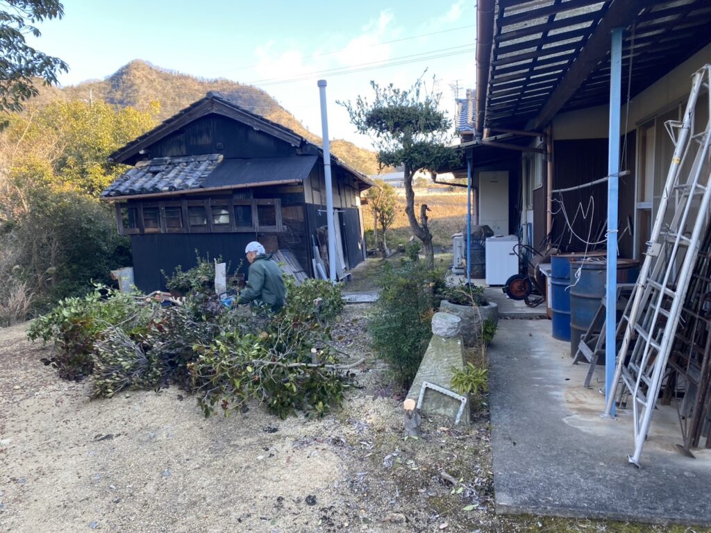 【綾川町Ｔ様邸】四期目OB様！庭木や植栽撤去工事スタート⛑ (株)カインズガーデン｜香川県の庭リフォーム工事，庭仕舞い