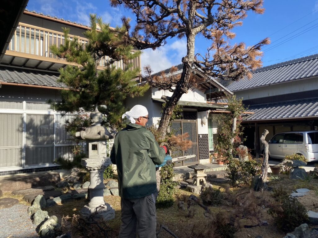 【綾川町Ｔ様邸】四期目OB様！庭木や植栽撤去工事スタート⛑ (株)カインズガーデン｜香川県の庭リフォーム工事，庭仕舞い