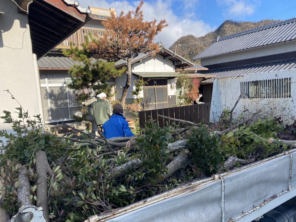 【綾川町Ｔ様邸】四期目OB様！庭木や植栽撤去工事スタート⛑ (株)カインズガーデン｜香川県の庭リフォーム工事，庭仕舞い