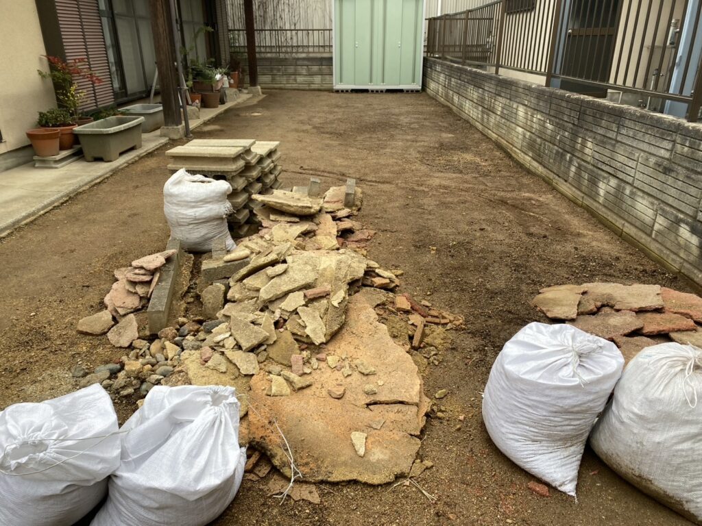 【高松市・三木町Ｓ様邸】10年前の真砂土DIY撤去処分＆お庭整地や修繕着工⛑ (株)カインズガーデン｜香川県の庭リフォーム工事，庭仕舞い