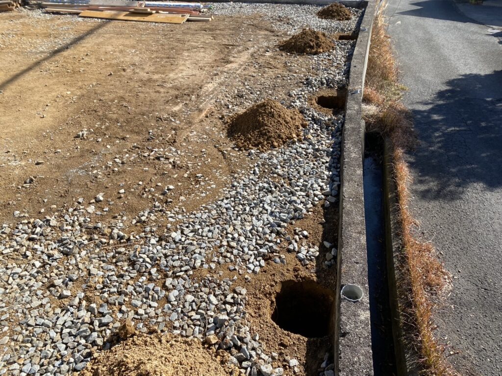 【高松市Ｄ様邸】敷地境界の目隠しフェンス柱，コンクリート型枠準備中 (株)カインズガーデン｜香川県の庭リフォーム工事