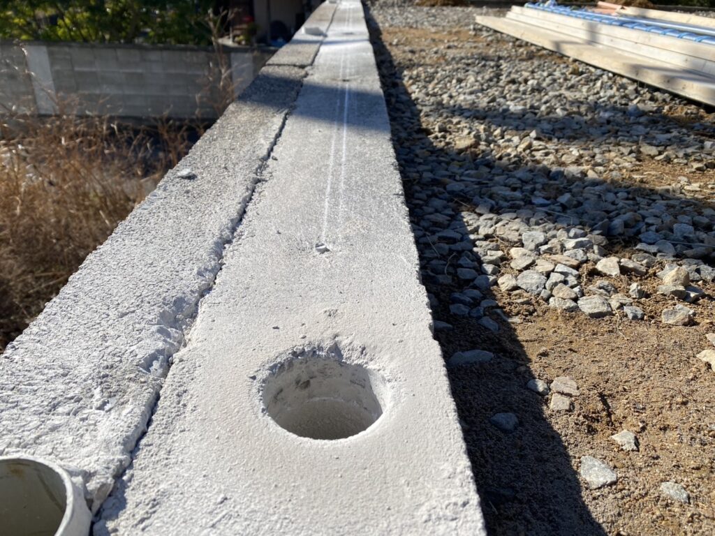 【高松市Ｄ様邸】敷地境界の目隠しフェンス柱，コンクリート型枠準備中 (株)カインズガーデン｜香川県の庭リフォーム工事