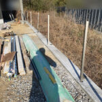 【高松市Ｄ様邸】テラス下のコンクリート打設OK！目隠しフェンスの柱設置中 (株)カインズガーデン｜香川県の庭リフォーム工事