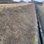 【綾川町ＴＮ様邸】雑草対策！田んぼの法面に防草シート張り着工⛑ (株)カインズガーデン｜香川県の雑草対策工事，庭仕舞い
