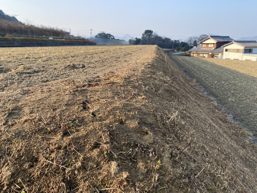 【綾川町ＴＮ様邸】雑草対策！田んぼの法面に防草シート張り着工⛑ (株)カインズガーデン｜香川県の雑草対策工事，庭仕舞い