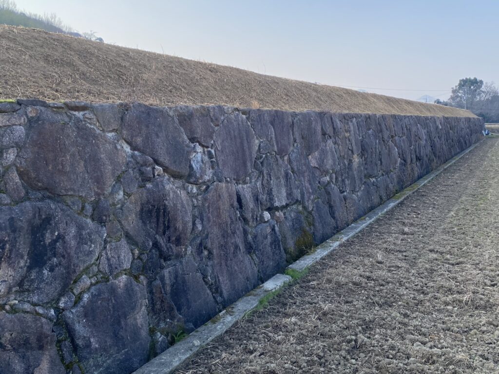 【綾川町ＴＮ様邸】雑草対策！田んぼの法面に防草シート張り着工⛑ (株)カインズガーデン｜香川県の雑草対策工事，庭仕舞い