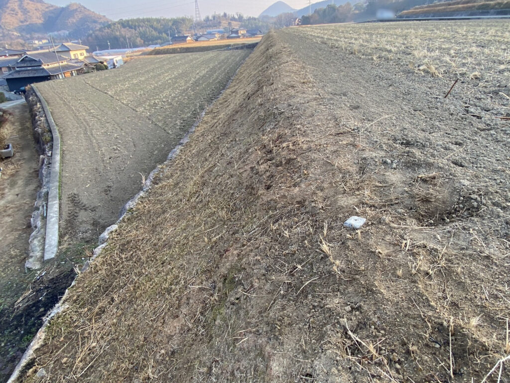 【綾川町ＴＮ様邸】雑草対策！田んぼの法面に防草シート張り着工⛑ (株)カインズガーデン｜香川県の雑草対策工事，庭仕舞い