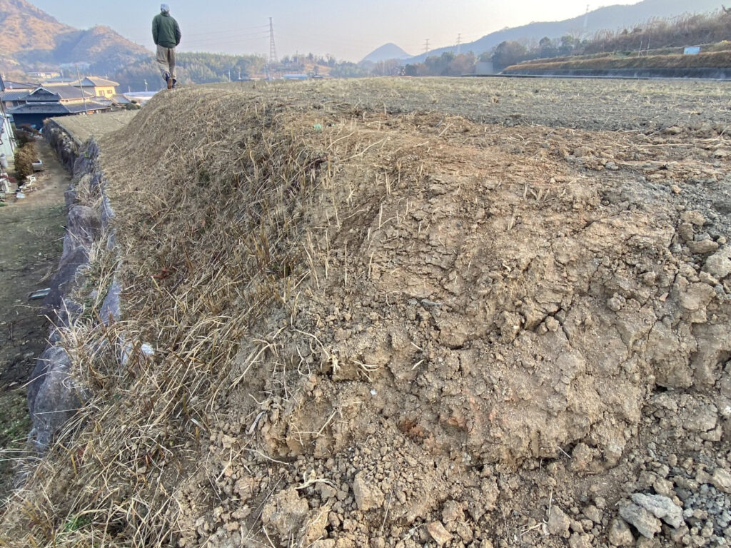 【綾川町ＴＮ様邸】雑草対策！田んぼの法面に防草シート張り着工⛑ (株)カインズガーデン｜香川県の雑草対策工事，庭仕舞い