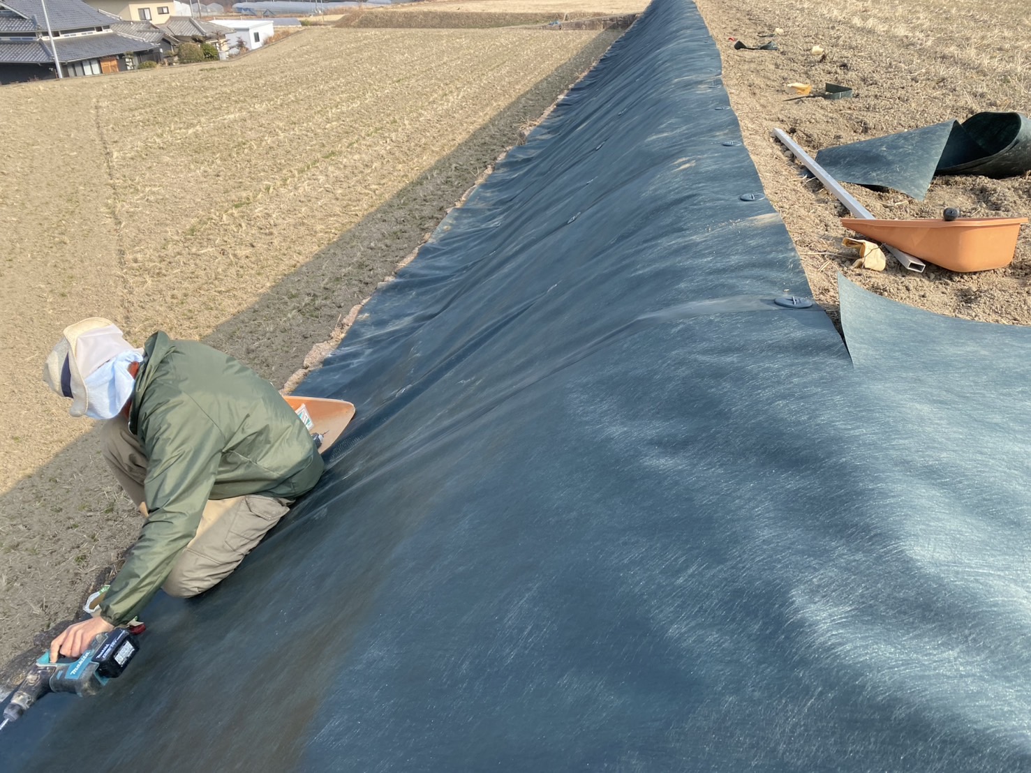 【綾川町ＴＮ様邸】田んぼ法面の防草シート張り、順調です (株)カインズガーデン｜香川県の雑草対策工事，庭仕舞い工事