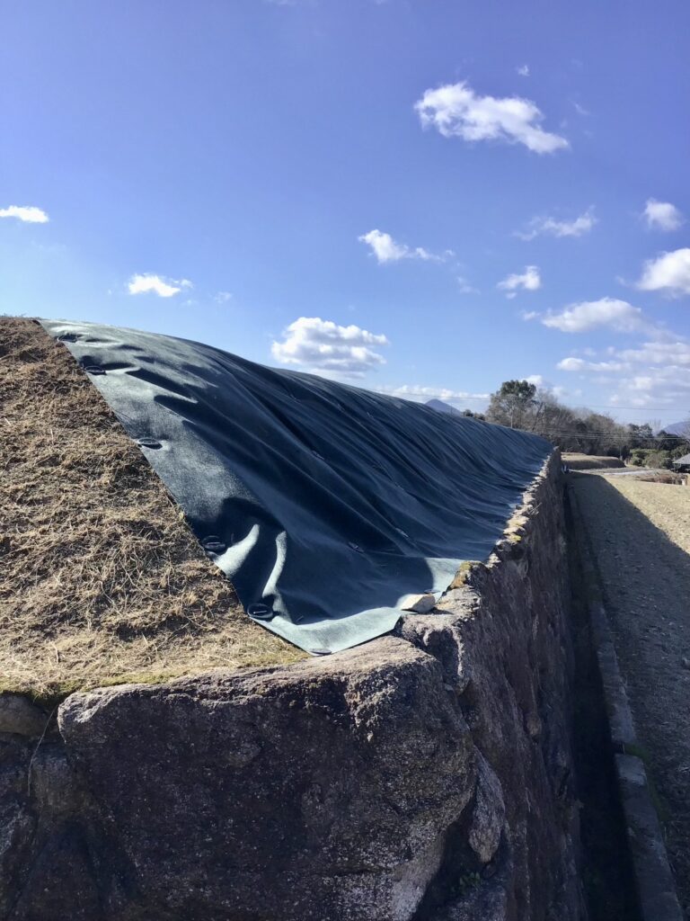 【綾川町ＴＮ様邸】田んぼ法面の防草シート張り、順調です (株)カインズガーデン｜香川県の雑草対策工事，庭仕舞い工事