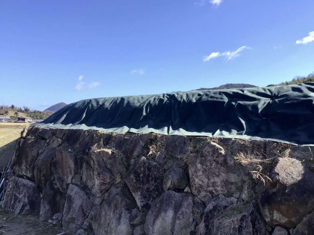 【綾川町ＴＮ様邸】田んぼ法面の防草シート張り、順調です (株)カインズガーデン｜香川県の雑草対策工事，庭仕舞い工事