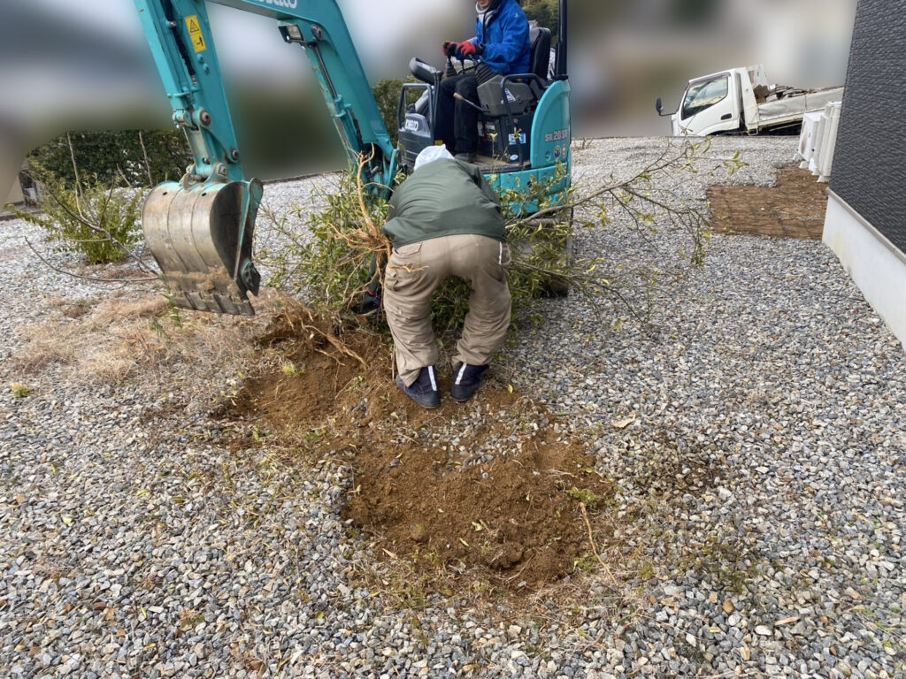 【高松市Ｄ様邸】雑草対策・フェンスやテラス設置等、庭リフォーム工事着工⛑ (株)カインズガーデン｜香川県の庭リフォーム，庭仕舞い