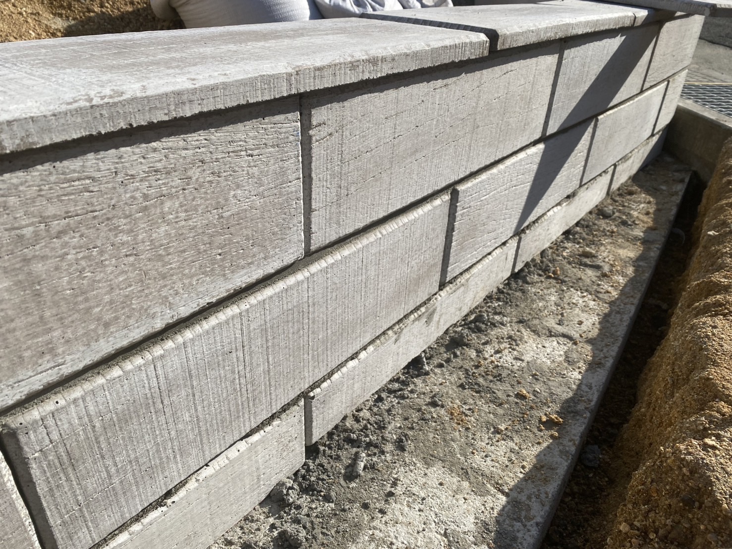 【坂出市Ｔ様邸】ドッグラン囲いにオシャレなブロック設置中♪ (株)カインズガーデン｜香川県の庭リフォーム工事，雑草対策