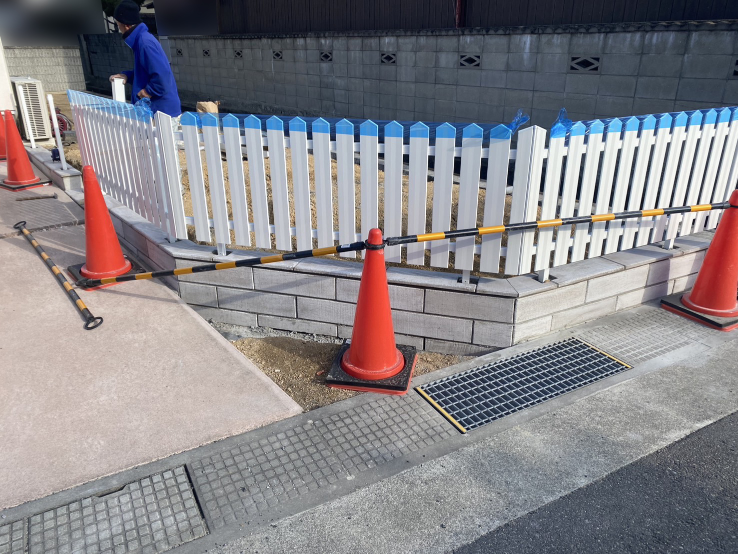 【坂出市Ｔ様邸】お庭ドッグラン囲いのお洒落ブロック＆フェンス門扉設置中 (株)カインズガーデン｜香川県の庭リフォーム工事