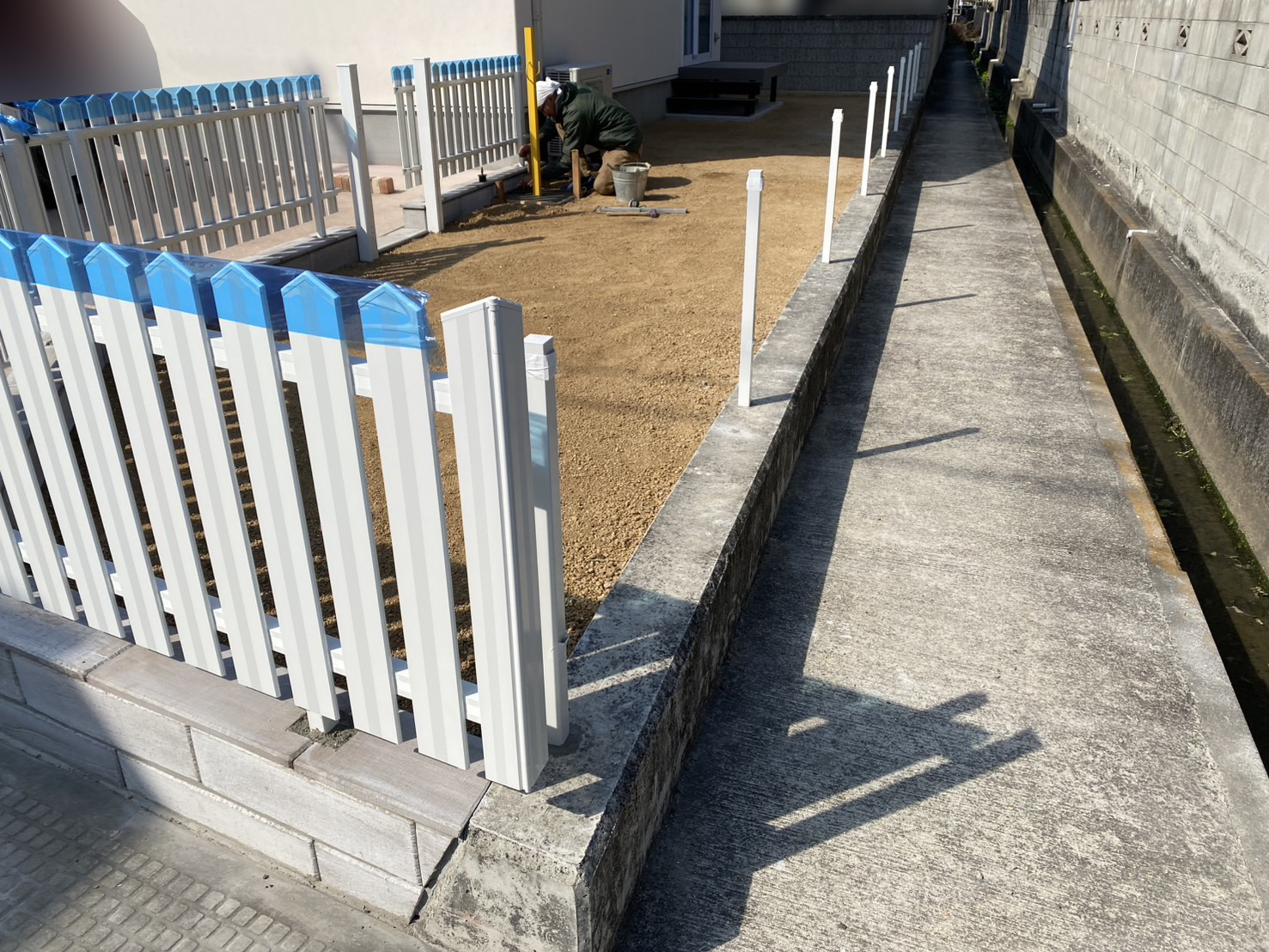 【坂出市Ｔ様邸】お庭ドッグラン🐕囲いのララミーフェンス柱・門扉柱設置中 (株)カインズガーデン｜香川の庭リフォーム工事，雑草対策