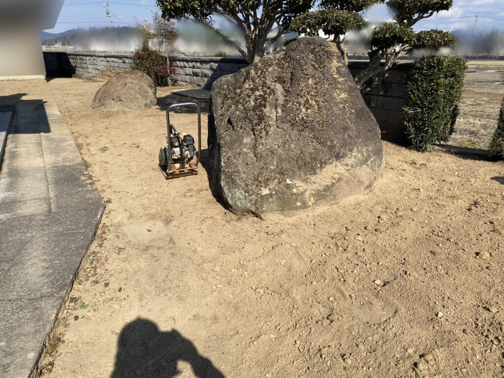 【西讃O様邸】庭木庭石撤去完了✨綺麗に整地し防草シート施工開始 (株)カインズガーデン|香川県の庭仕舞い工事,雑草対策 【西讃O様邸】庭木庭石撤去完了✨綺麗に整地し防草シート施工開始 (株)カインズガーデン|香川県の庭仕舞い工事,雑草対策