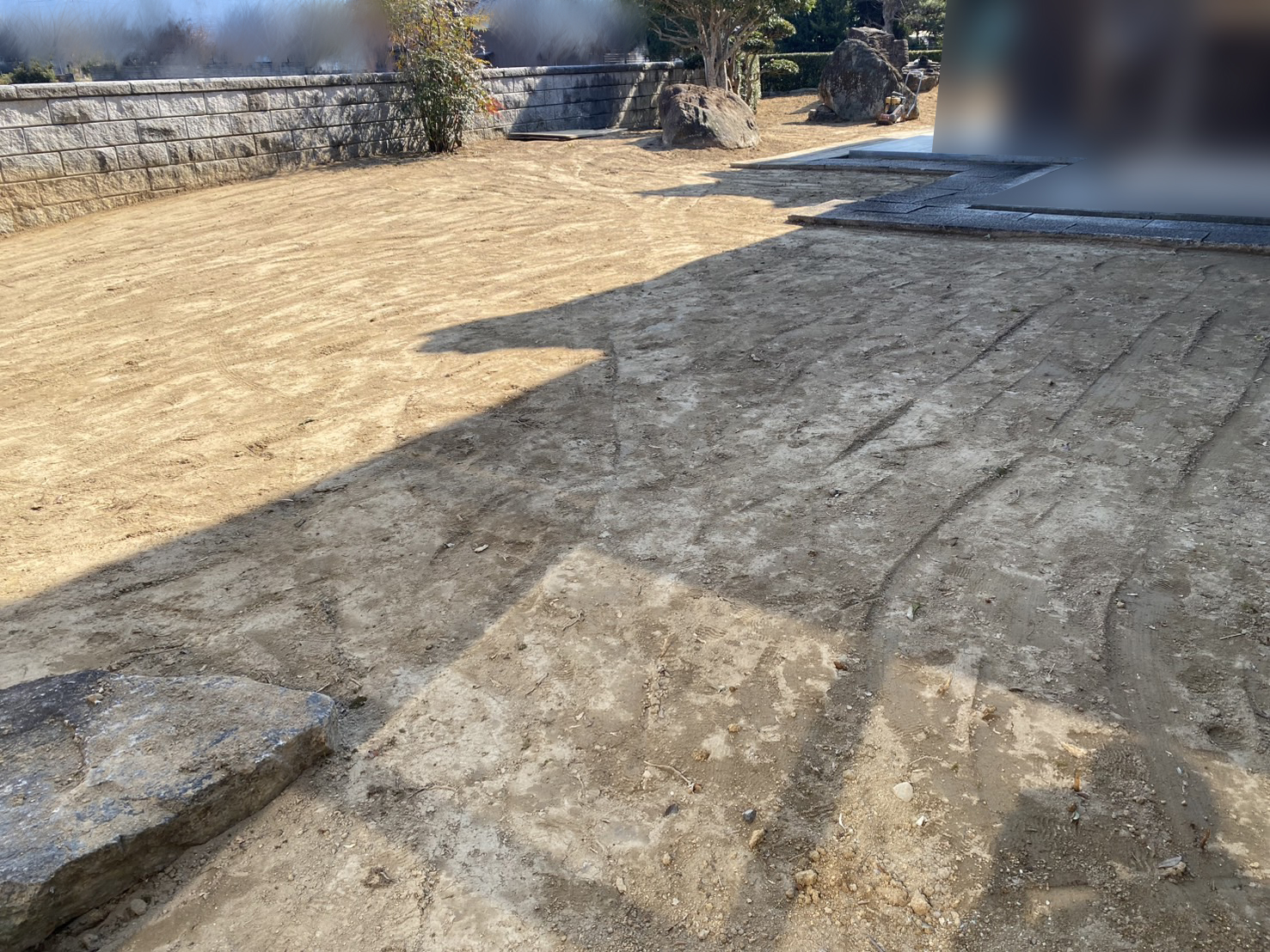 【西讃Ｏ様邸】庭木庭石撤去完了✨綺麗に整地し防草シート施工開始 (株)カインズガーデン｜香川県の庭仕舞い工事，雑草対策