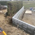 【西讃Ｏ様邸】生垣付近に土留めのブロック３段設置完了👌 (株)カインズガーデン｜香川県の庭仕舞い工事，雑草対策