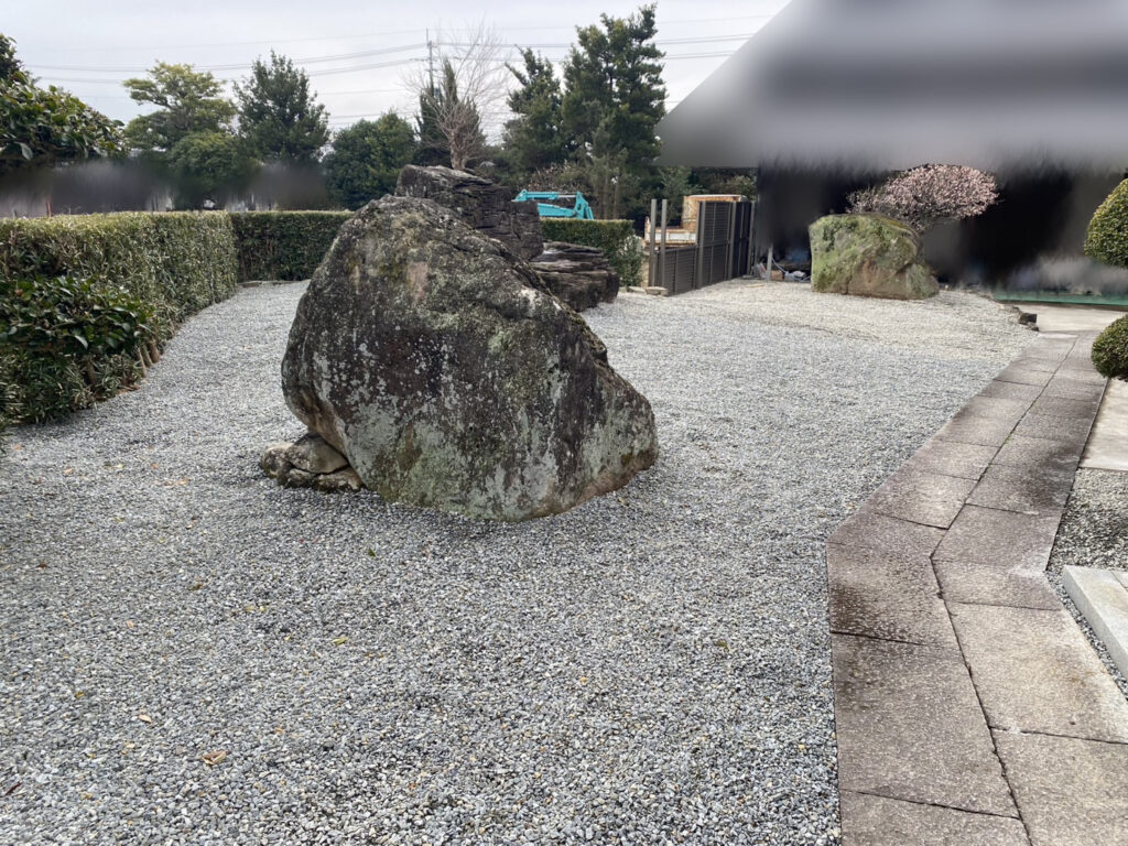 【西讃O様邸】生垣撤去後のスペースに土留めブロック&目隠しフェンス設置 (株)カインズガーデン|香川県の庭仕舞い工事 【西讃O様邸】生垣撤去後のスペースに土留めブロック&目隠しフェンス設置 (株)カインズガーデン|香川県の庭仕舞い工事