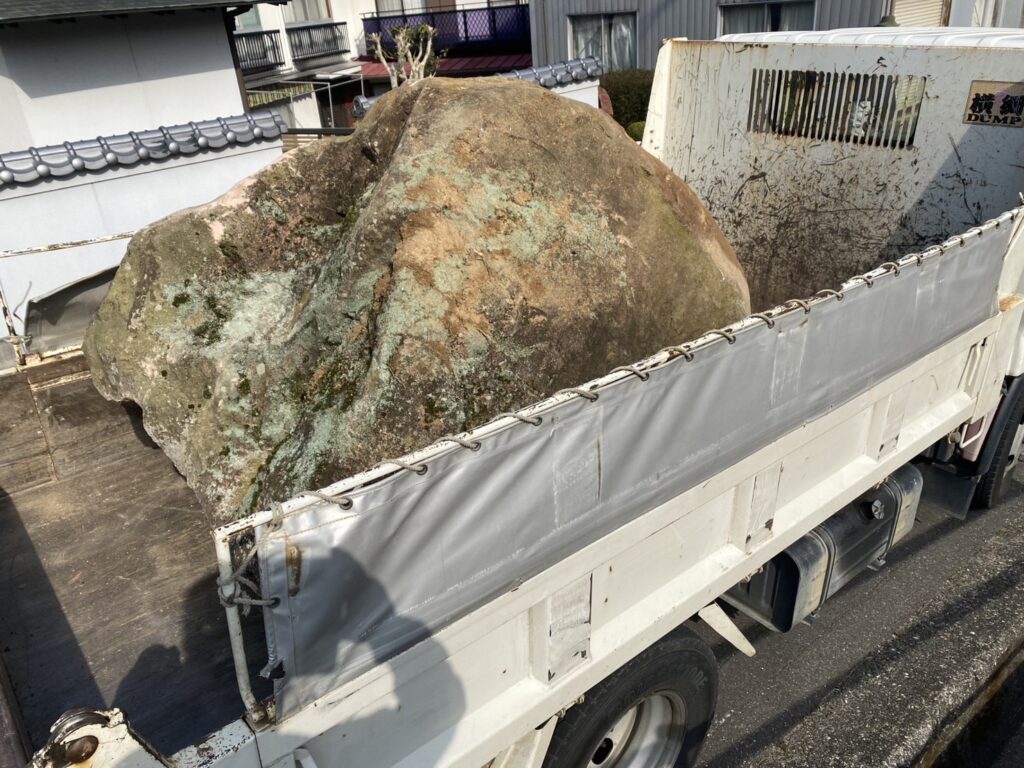 【三豊市高瀬町N様邸】庭石特大サイズ2個と大1個をクレーンで撤去します (株)カインズガーデン|香川県の庭仕舞い工事 【三豊市高瀬町N様邸】庭石特大サイズ2個と大1個をクレーンで撤去します (株)カインズガーデン|香川県の庭仕舞い工事