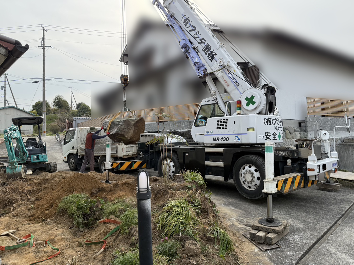 【三豊市高瀬町Ｎ様邸】庭石特大サイズ２個と大１個をクレーンで撤去します (株)カインズガーデン｜香川県の庭仕舞い工事